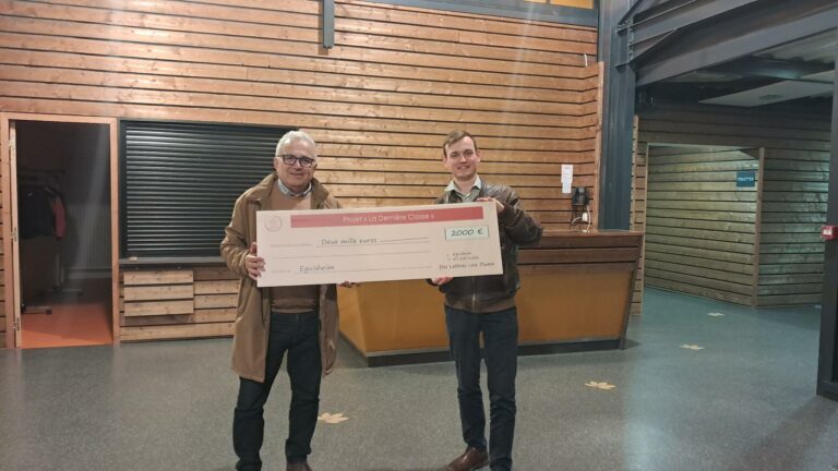 Remise du chèque avec Claude Centlivre, maire d'Eguisheim - par Des Lettres Une Plume (DLUP)